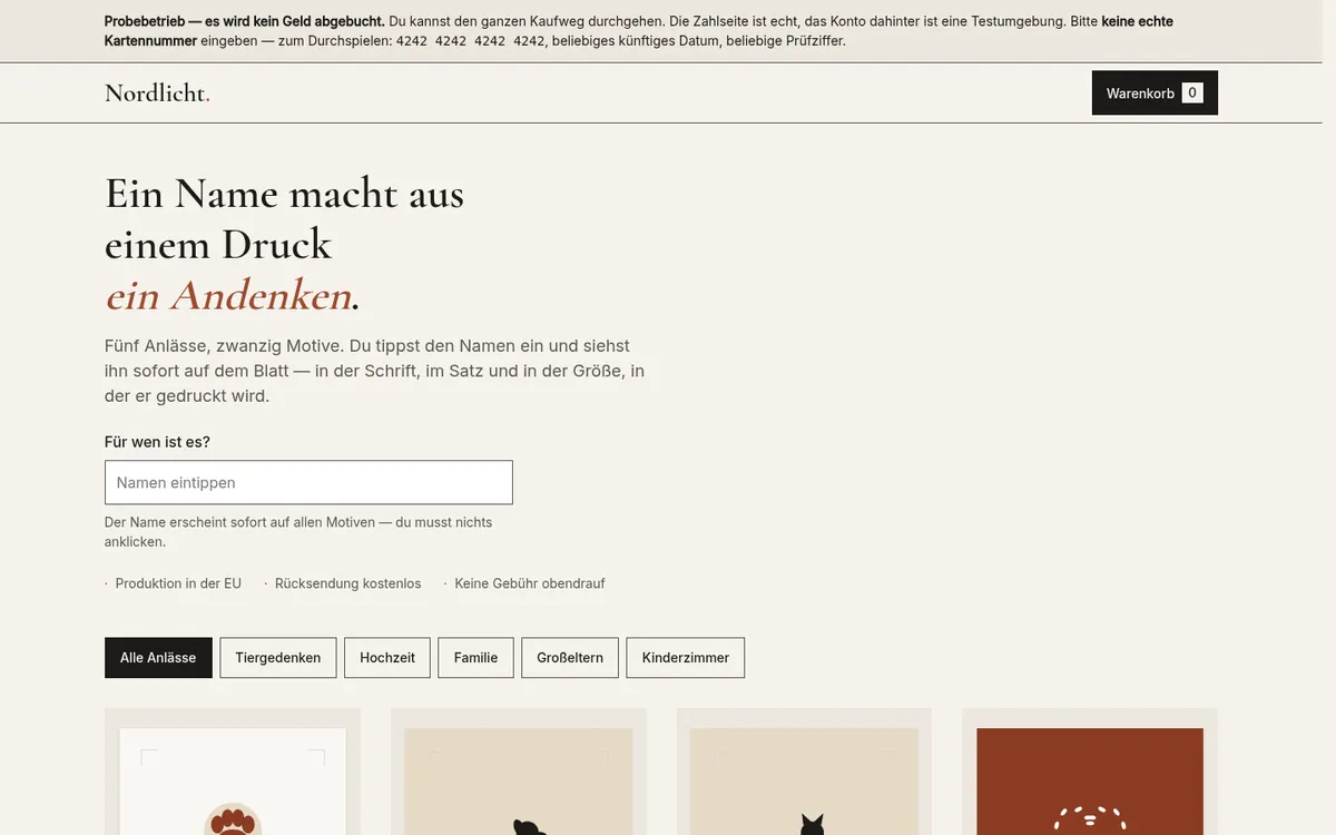 Startseite der Shop-Vorlage am Rechner: Namensfeld, Anlass-Filter und Motive